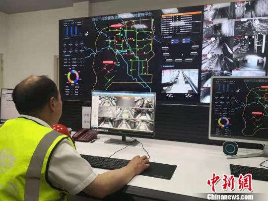 圖為白銀綜合地下管廊總控室工作人員正在進行氧氣、濕度、溫度等監(jiān)測?！「呖档?攝